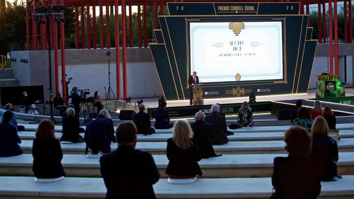 Los asistentes a la gala presentes en el anfiteatro al aire libre de la Universidad de Alicante escuchan al presidente del Consejo Social.