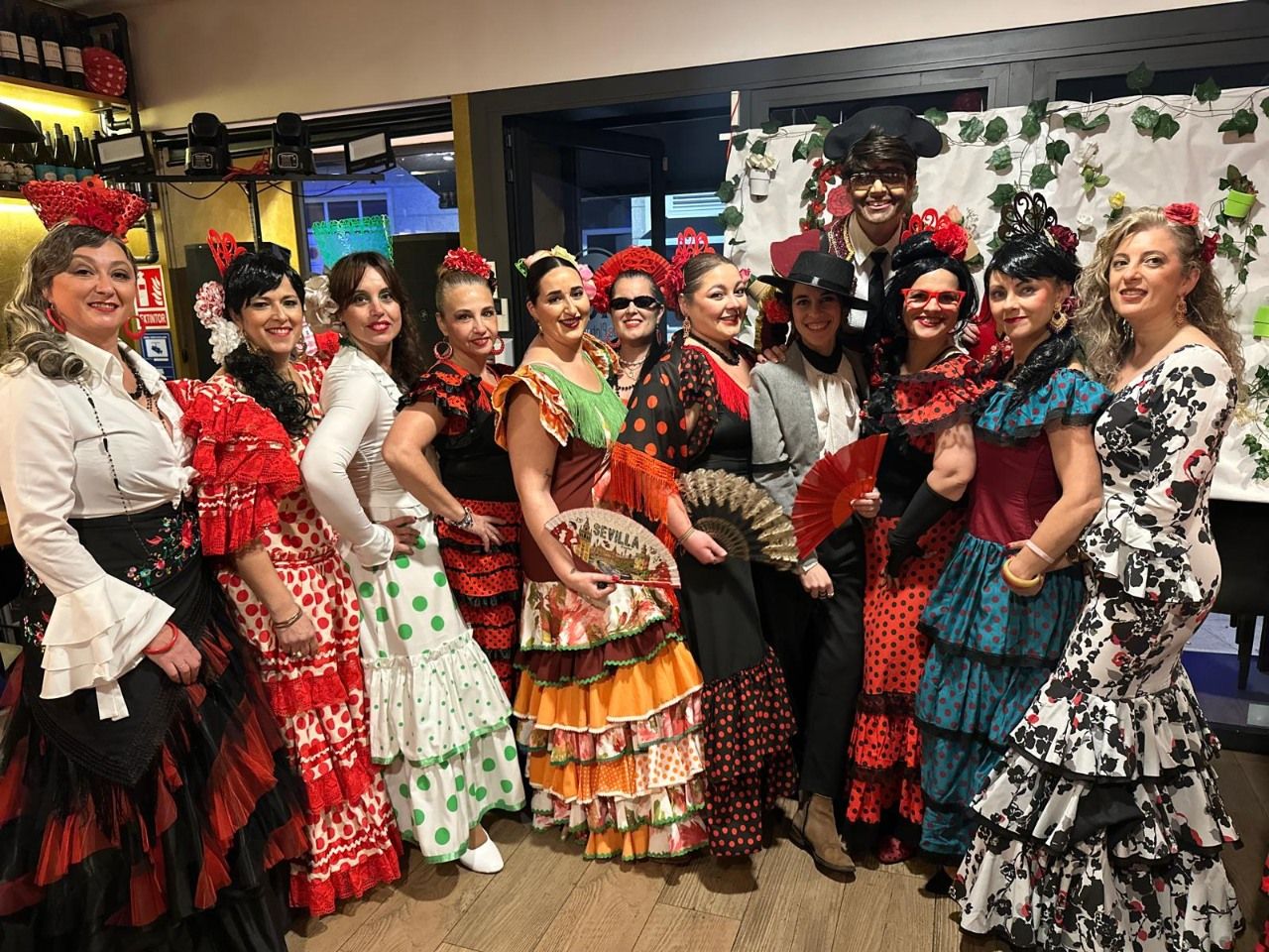 Asistentes a la fiesta de carnaval en el restaurante O 48 da Platería.