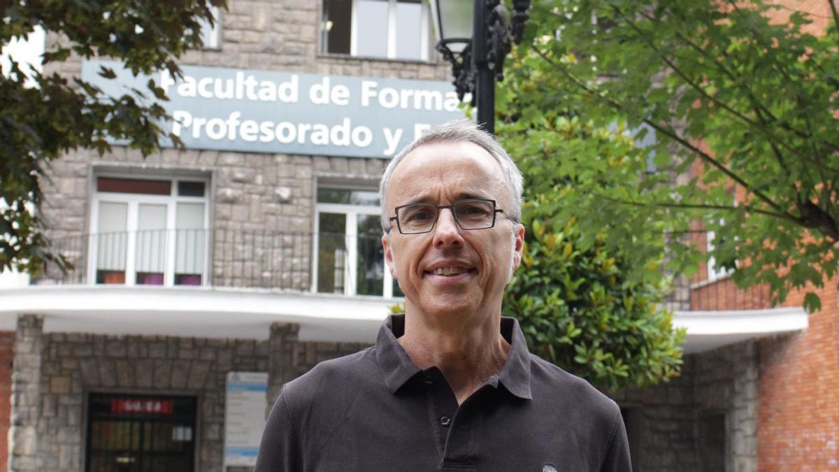 David Lasagabaster, catedrático de Lingüística Aplicada: "La IA tiene un sesgo lingüístico, pero también de género y socioeconómico"