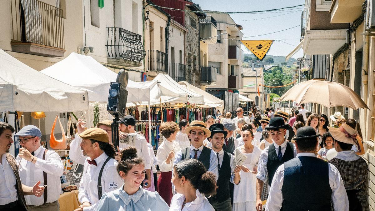 La Fira del Vapor de Sant Vicenç de Castellet omple els carrers de recreacions històriques
