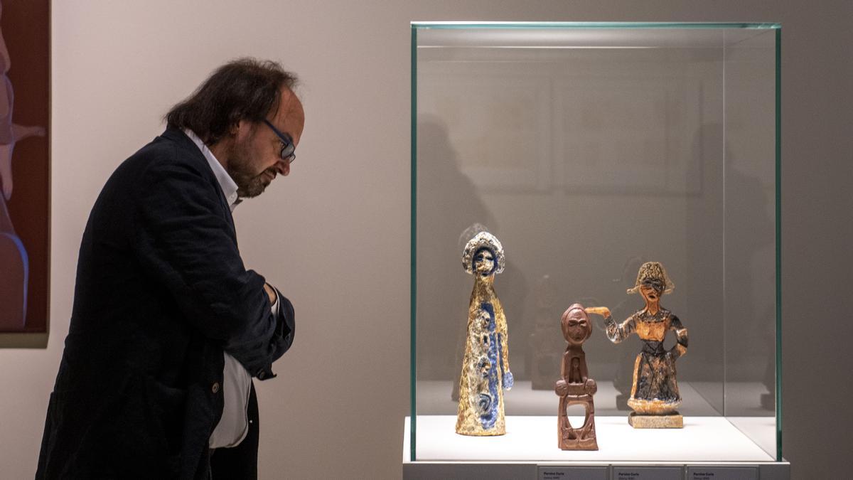 El director del MNAC, Pepe Serra, observa las obras de la francesa Parvine Curie, en la exposición 'Maternasis',  “buen ejemplo –señala- de la recuperación e integración de mujeres artistas que se habían ignorado y de la construcción del relato de posguerra”.  