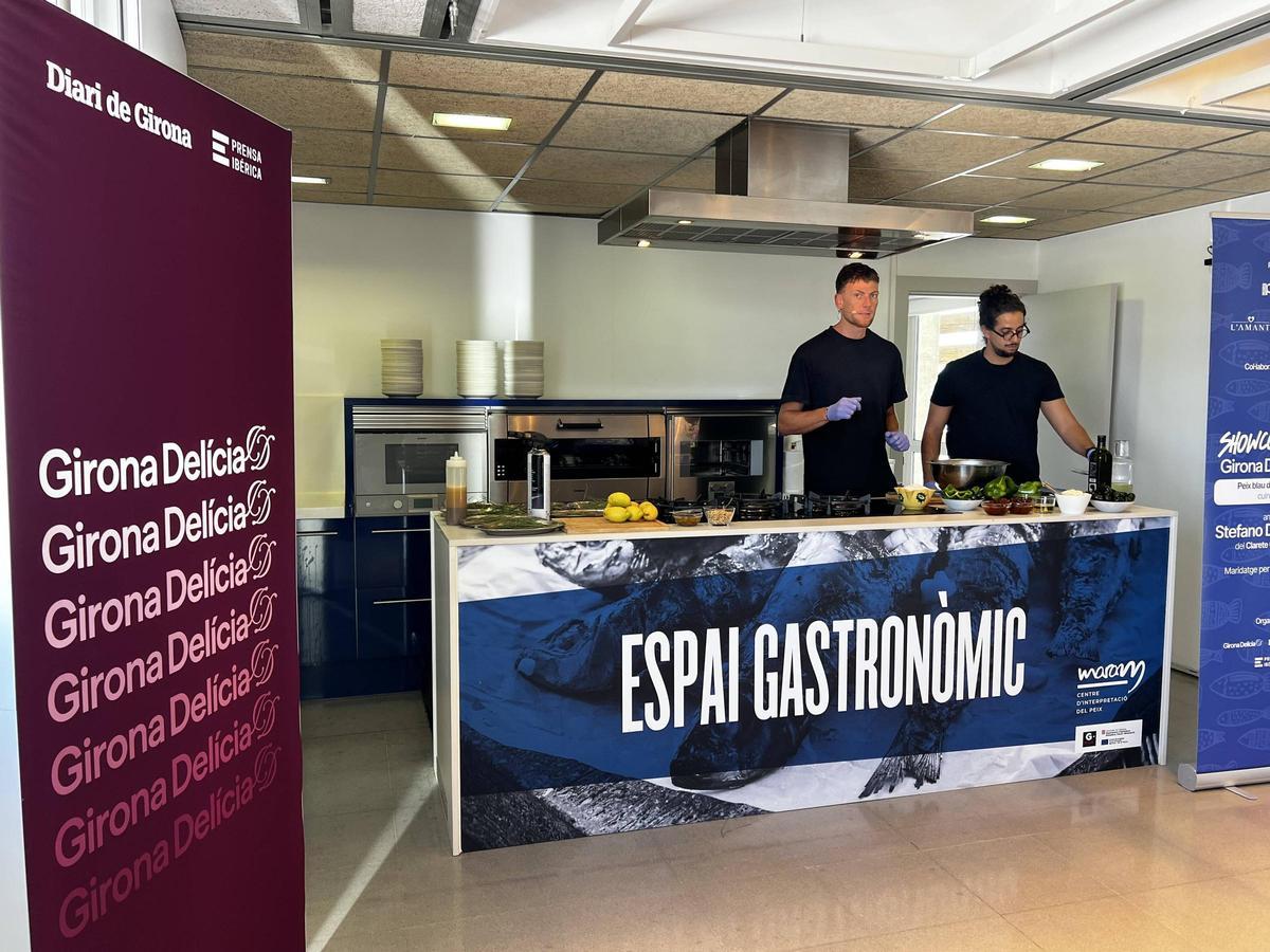 Les imatges del showcooking de peix blau d'aquí amb tècniques orientals, jalapenyos i fum de fulles de pi