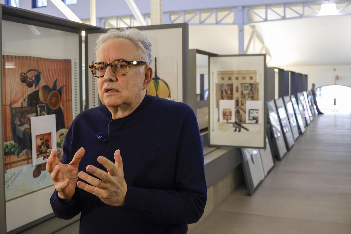 José Teruel durante el montaje de una exposición sobre Carmen Martín Gaite.