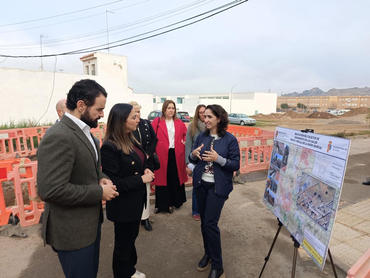 La consejera Sara Rubira, junto al alcalde de La Unión, Joaquín Zapata, este miércoles en la calle Viriato.