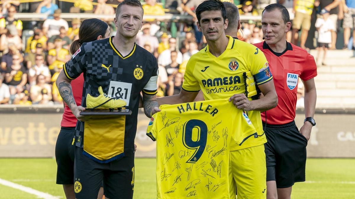 Gerard Moreno entrega la camiseta firmada a Marco Reus