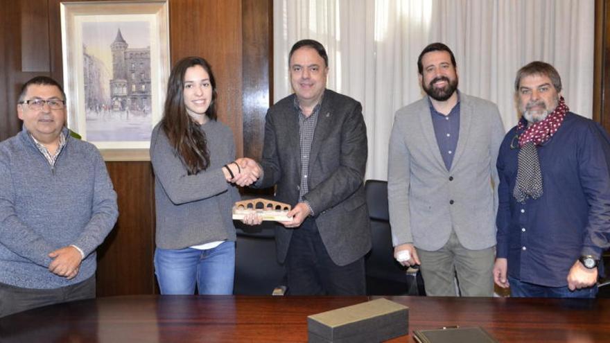 Mònica Clemente a la recepció de l&#039;Ajuntament amb l&#039;alcalde Valentí Junyent i el regidor d&#039;esports Jordi Serracanta