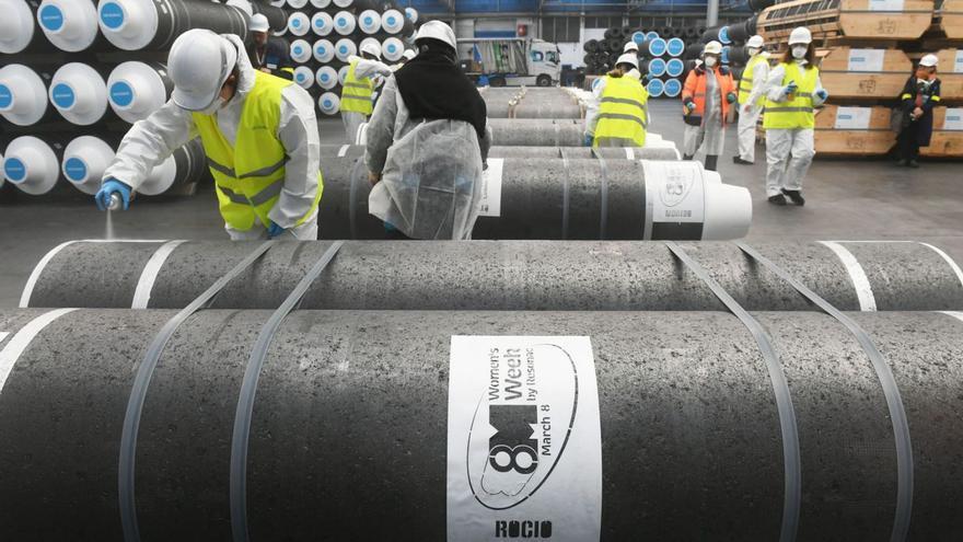 Trabajadoras de la planta coruñesa de Resonac, en un acto por el pasado Día de la Mujer. | | CARLOS PARDELLAS
