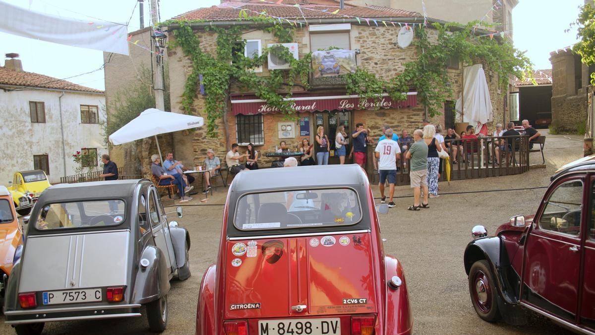 La concentración del mítico coche Citröen 2CV en Aliste, sobre ruedas