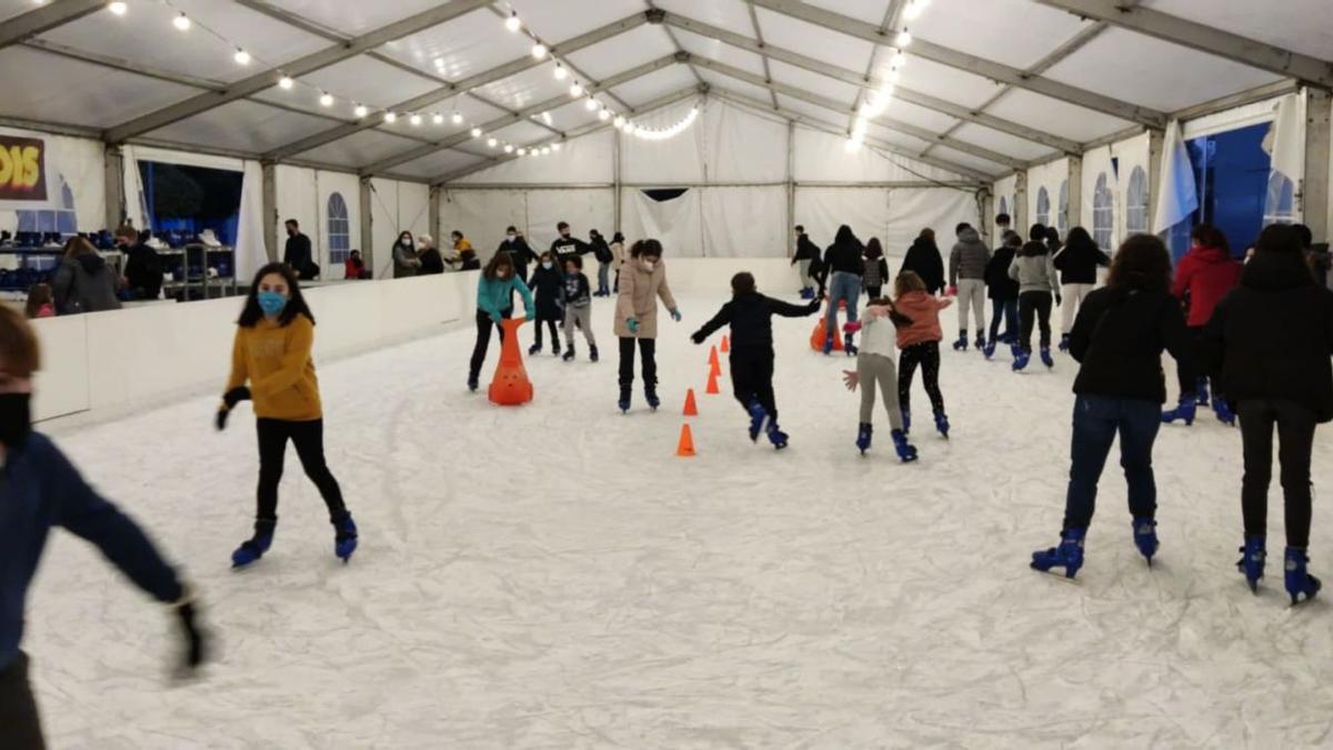Las familias dezanas disfrutan del patinaje sobre hielo en la explanada del Pontiñas Gadis