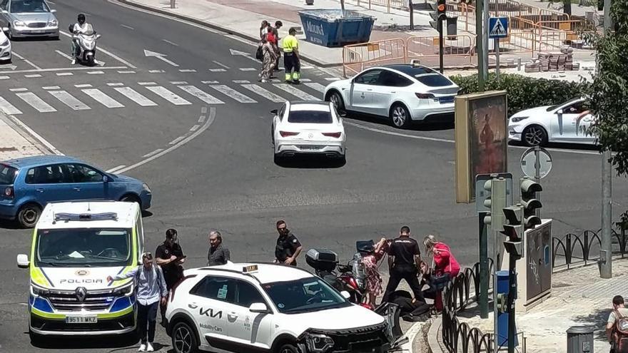 Un motorista resulta herido tras sufrir una colisión con un taxi en la avenida de América en Córdoba
