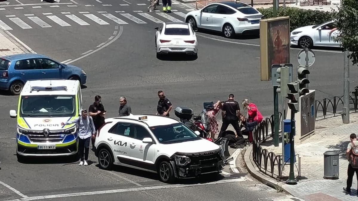Un motorista yace herido en el suelo este martes en la avenida de América, tras una colisión con un taxi.