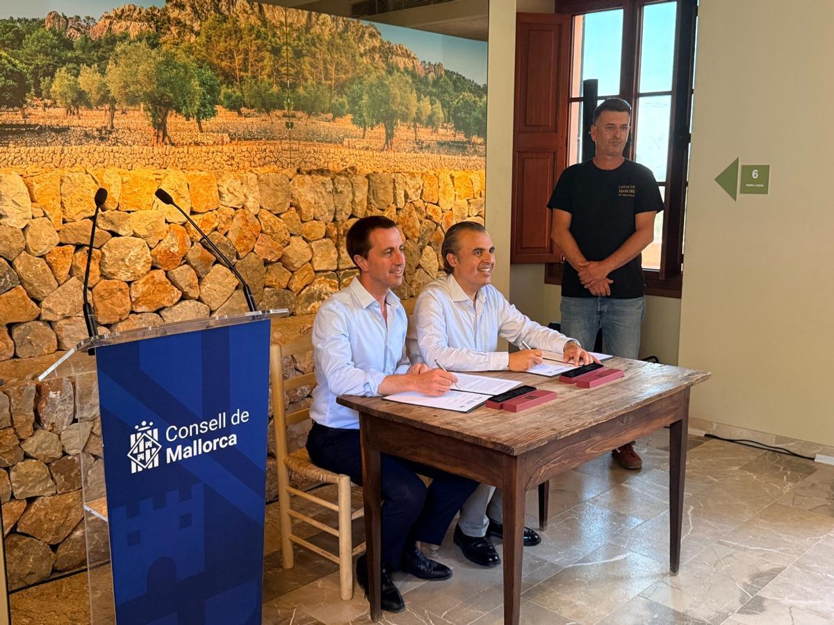 Antoni Vera y Llorenç Galmés, en la presentación del convenio en Raixa.