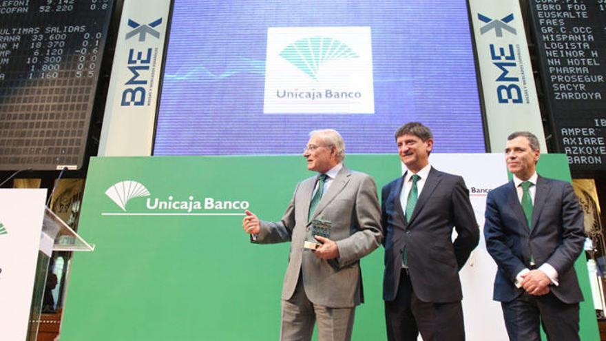 Tras muchos meses ultimando los preparativos, Unicaja Banco debutó en la Bolsa el 30 de junio de 2017. Manuel Azuaga, acompañado por el consejero delegado de Unicaja Banco, Enrique Sánchez del Villar, el director de Finanzas, Pablo González, protagonizó el tradicional toque de campana en la Bolsa de Madrid.