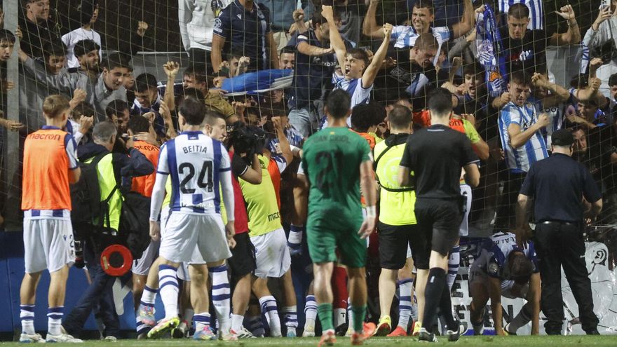 Los jugadores de la Real Sociedad B celebran el 1-2 de penalti que aseguraba el ascenso.