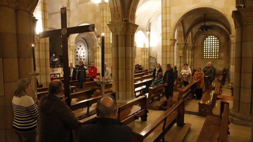 Fieles en la iglesia de San Pedro, ayer, durante el vía crucis. | Ángel González