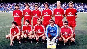El Bayern de Múnich que se enfrentó al Ajax en la primera semifinal del Gamper 1987. Flick es el primero agachado por la derecha