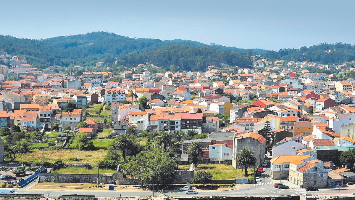 Una vista aérea del centro urbano de O Grove.