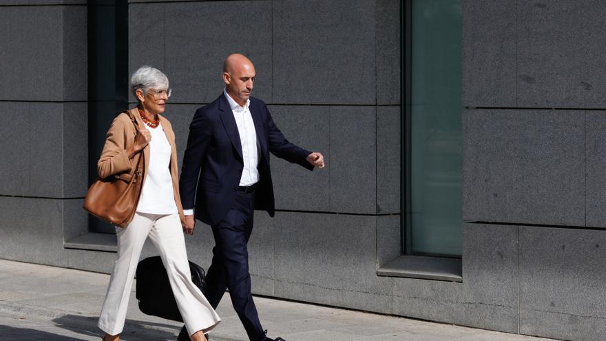 El expresidente de la Real Federación Española de Fútbol (RFEF), Luis Rubiales y su abogada Olga Tubau, a su llegada a declarar en la Audiencia Nacional.
