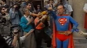 Ruiz-Mateos va aparèixer davant els jutjats disfressat de Superman per fer reaccionar la justícia.