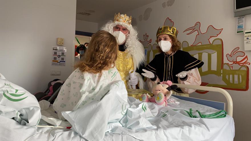 Los Reyes Magos reparten regalos a los niños ingresados en el Hospital Materno Infantil