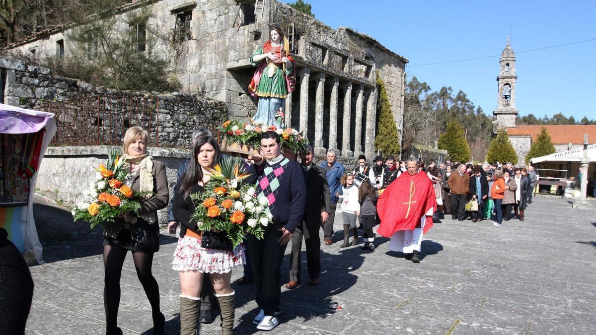 Procesión de Santa Apolonia en Quireza, a su paso por delante de la rectoral, al fondo.