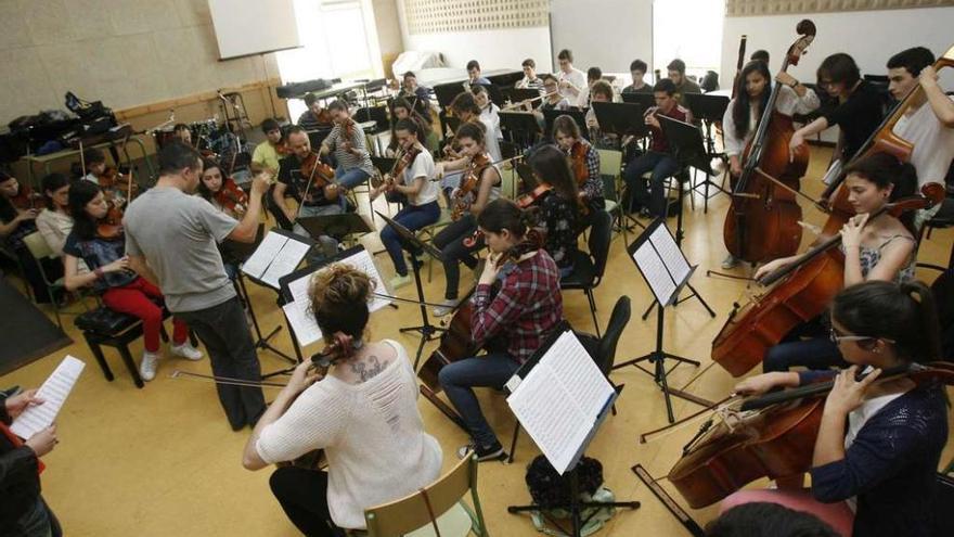 Un ensayo de los integrantes de la Xove Vigo 430, en el conservatorio superior en una imagen de archivo. // Fdv