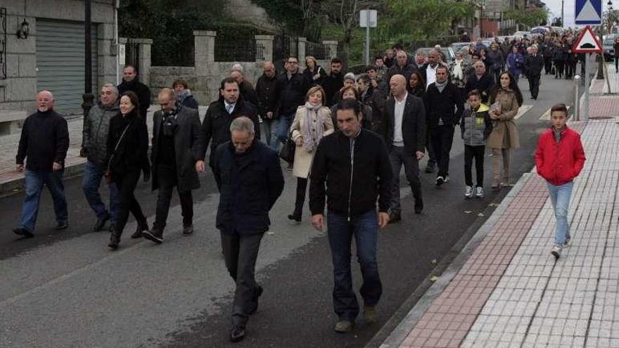 La comitiva recorriendo la calle bautizada con el nombre del desaparecido concejal. // Bernabé/Luismy