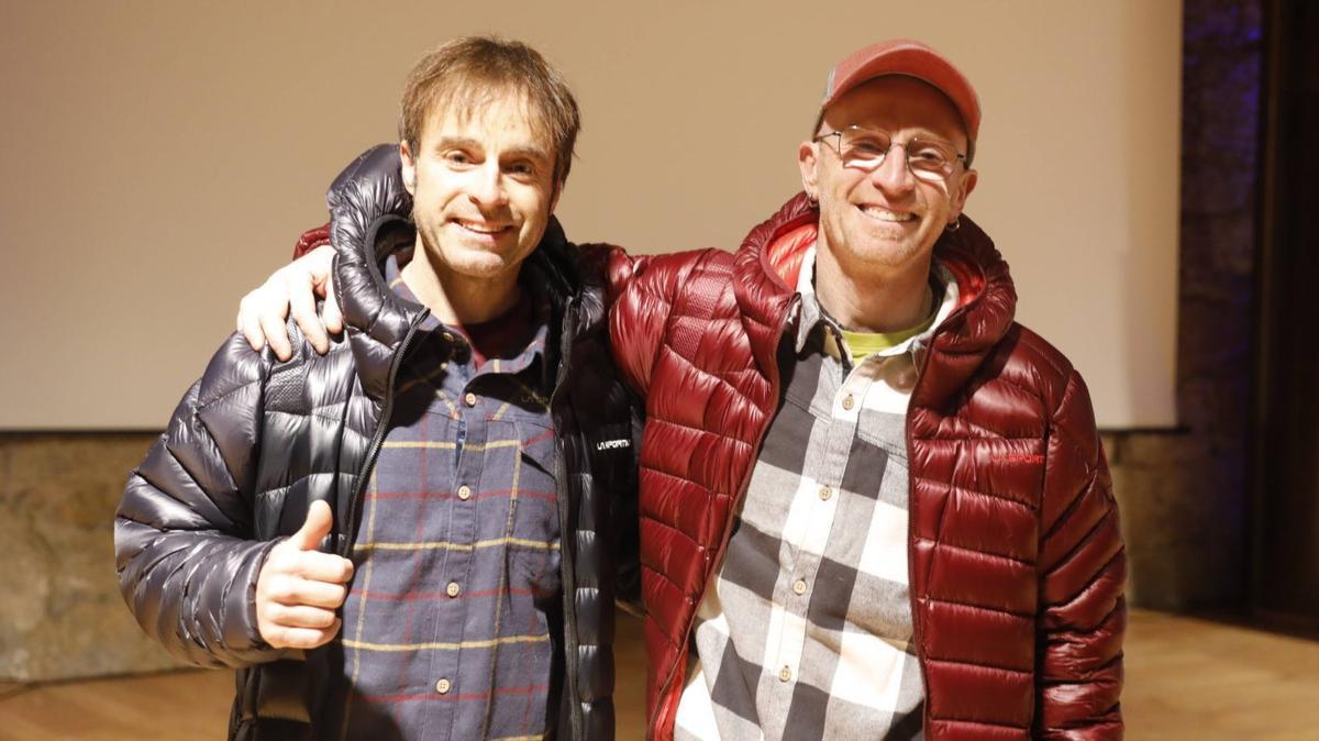 Por la izquierda Eneko Pou, Iker Pou, Fernando Garrido, Bernardo Aguirre, Juan Cofiño, Conchita Méndez, Nuria Prieto, Carlos Soria, Pedro Ángel Fernández, Eva Martos y Alfredo García, en los Premios Monte Naranjo de Bulnes que se entrengaron en el Auditorio. | FERNANDO RODRÍGUEZ