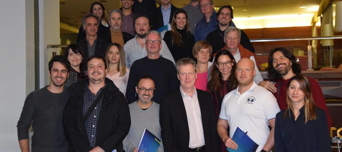 Participantes de EuroString con Pepe Payá abajo y en el centro