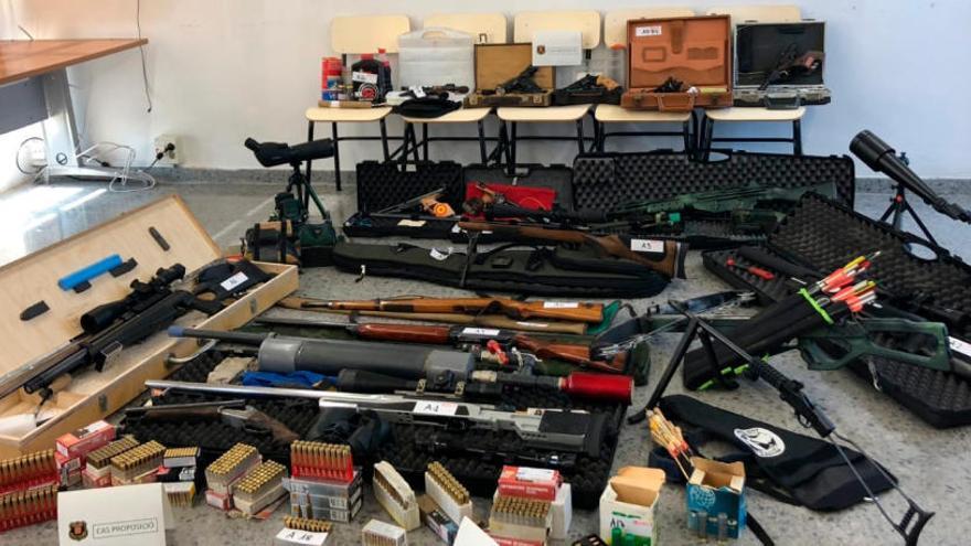 L&#039;arsenal d&#039;armes trobat al domicili de l&#039;home