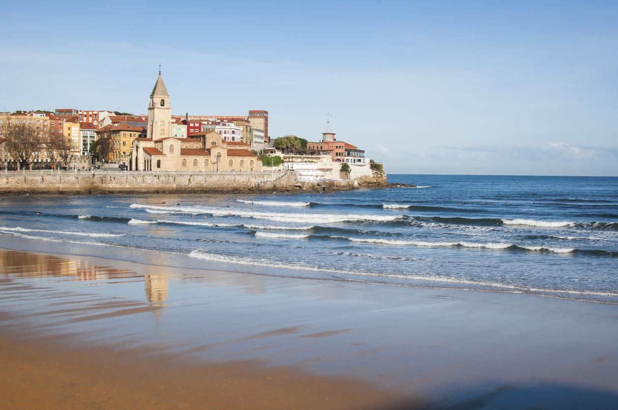 Iglesia de San Pedro en el paseo marítimo de Gijón.