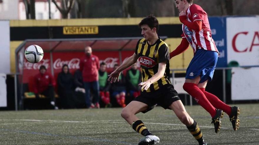 Ross, del Rápido, conduce el balón ante la presión de un jugador del Cerceda. // Adrián Irago