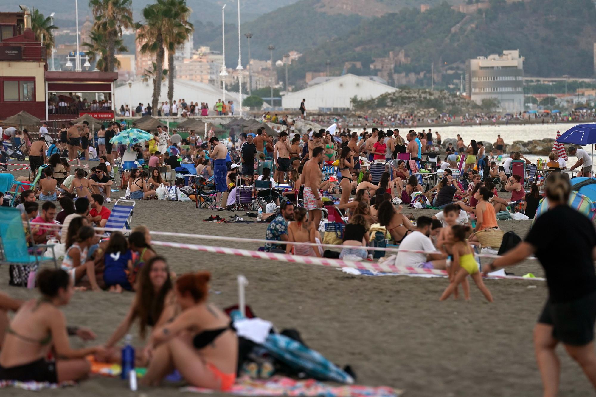 Los malagueños disfrutan de su Noche de San Juan