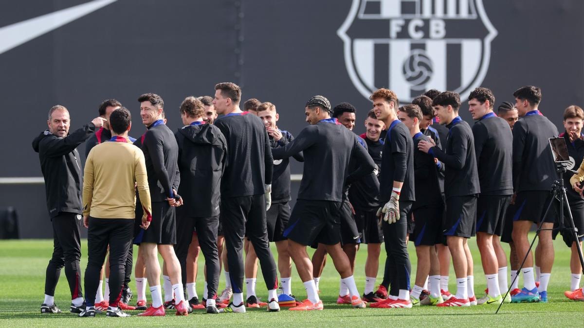 Hansi Flick despistó a la plantilla con gestos antes de pasar por el pasillo de collejas