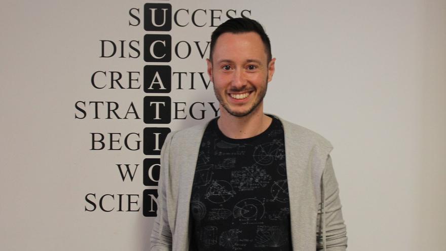 Pedro Martínez, professor de Matemàtiques i autor del còmic ‘Mathland: L’enigma del talismà aritmètic’.