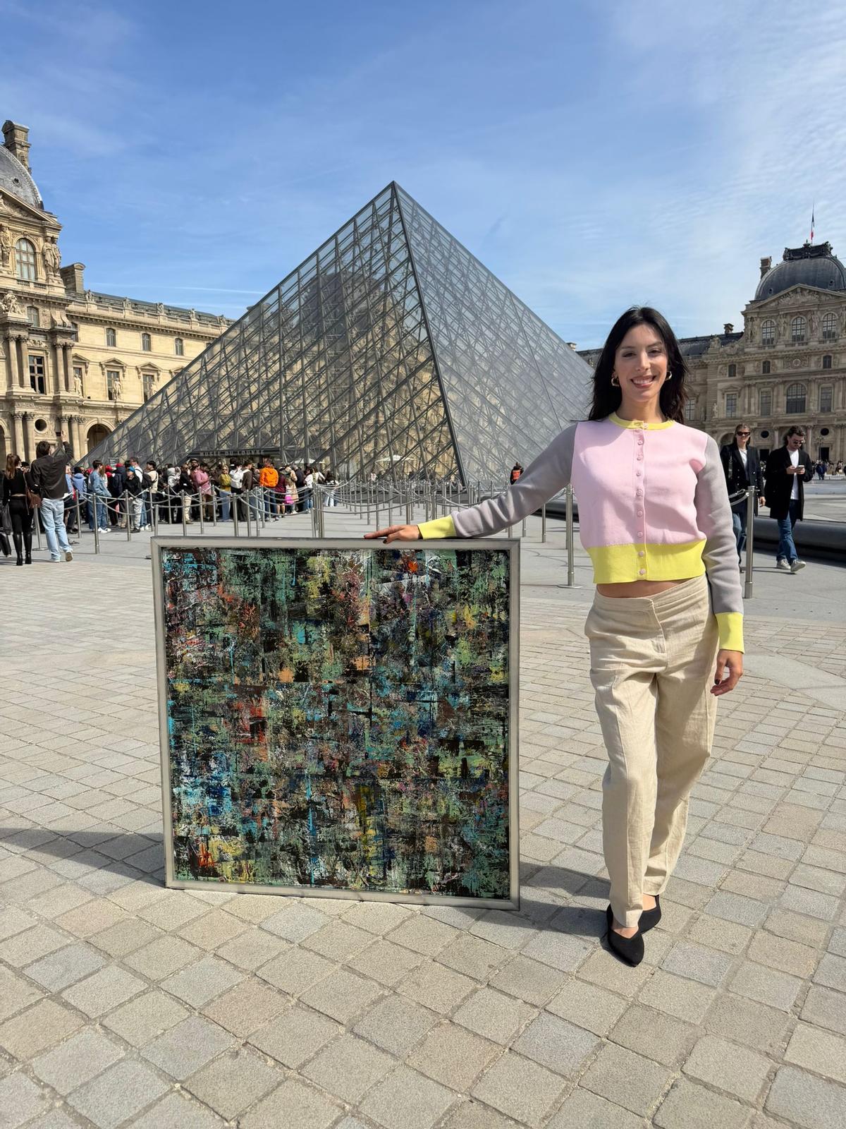 Elena Olmos Portero, con su obra en el Louvre.