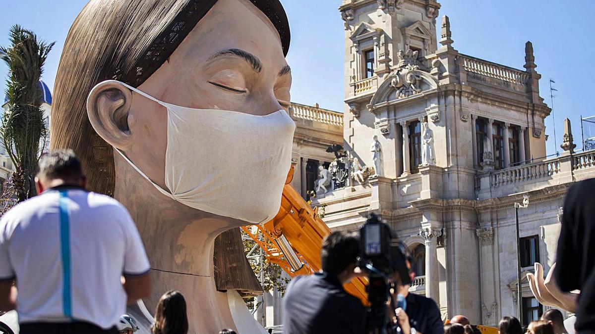 La meditadora con mascarilla, remate de la falla municipal de 2020. | G. CABALLERO