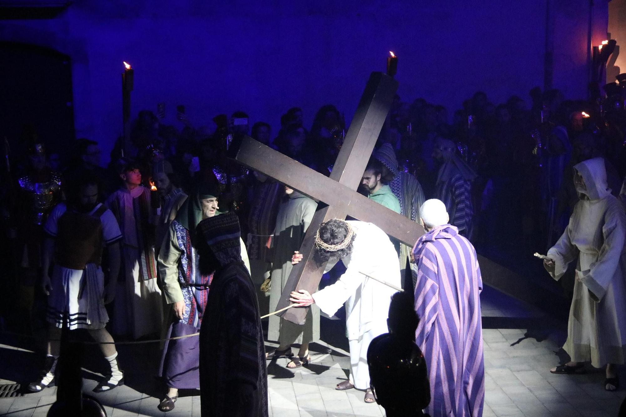 Els carrers de Verges s'omplen de litúrgia per veure el pas de la Dansa de la Mort