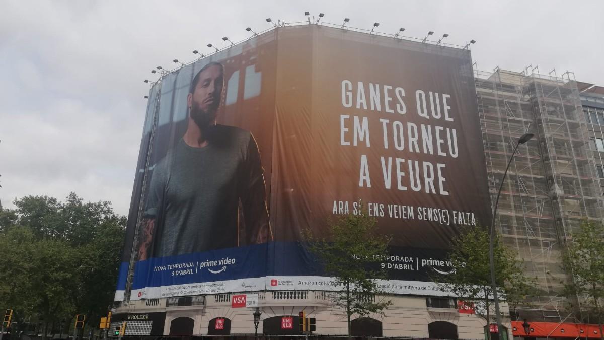 La pancarta corregida de Sergio Ramos, ubicada entre la Gran Vía y el Paseo de Gracia de Barcelona.