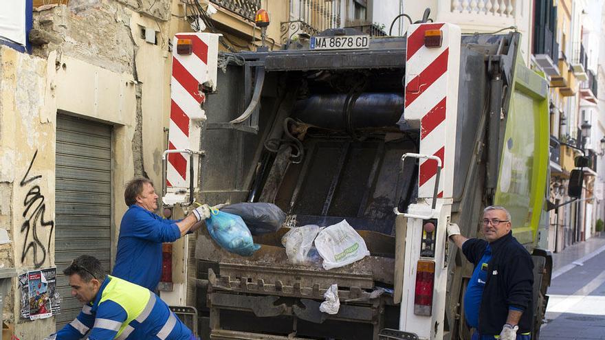 Unos operarios de Limasa, trabajando durante la huelga de 2016.