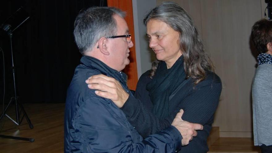 Evelyn Tewes conversa con el exalcalde de Selva Joan Rotger.