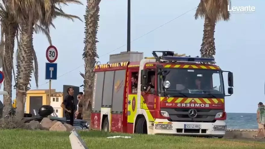 El conflicto laboral entre bomberos y diputación retrasa la respuesta del incendio en Port Saplaya