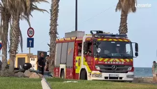 Los bomberos controlan un incendio de una vivienda en Port Saplaya