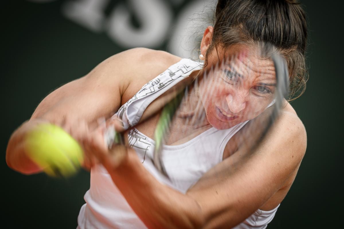 Sara Sorribes con un potente revés a dos manos en Lausana (Suiza).