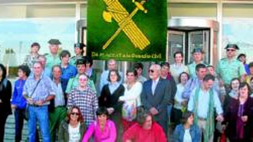 La asociación Placeat realiza y dona un tapiz a la Guardia Civil