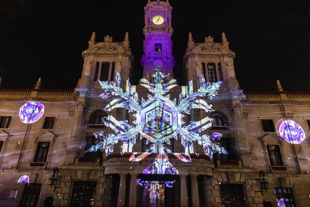 València estrena un "mapping" en la fachada del Ayuntamiento