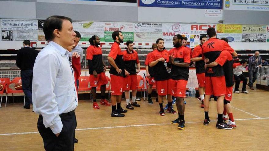 Arturo Álvarez, antes de un encuentro con el equipo mierense.