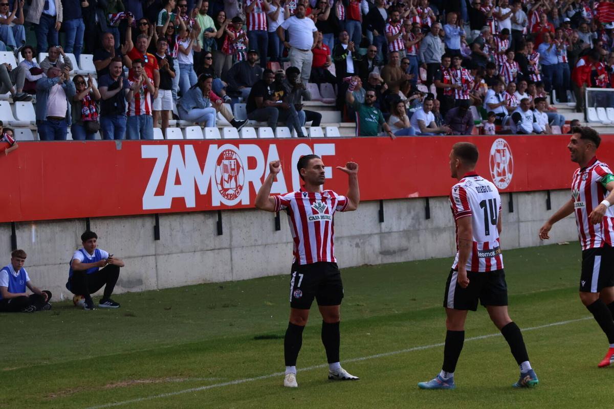 Partido entre el Zamora CF y el Cacereño disputado en el Estadio Municipal Ruta de la Plata.