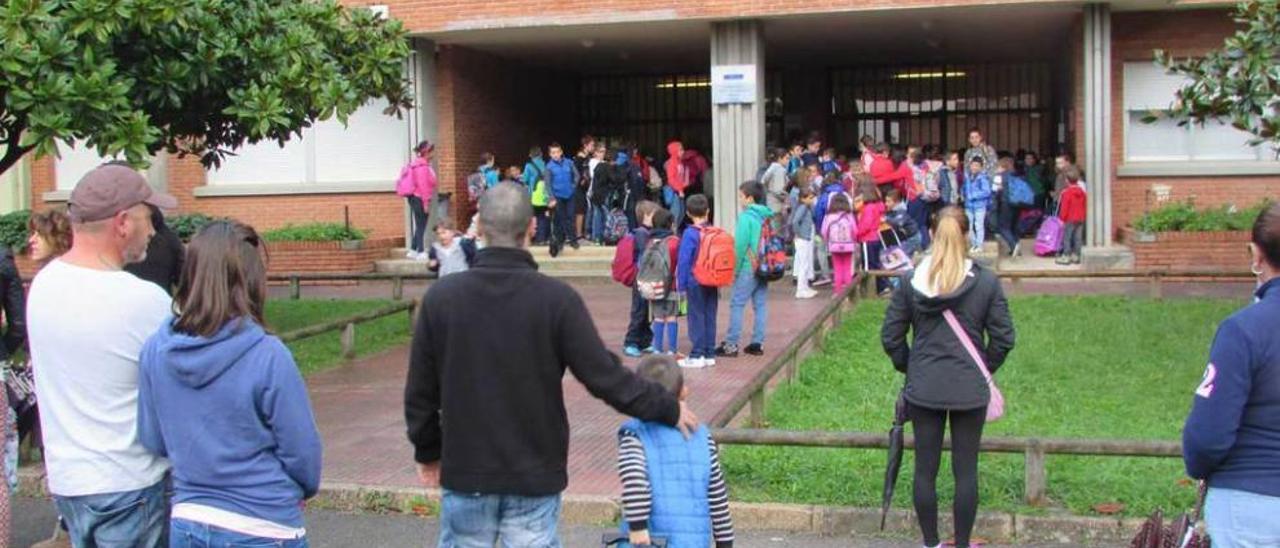 Alumnos, ayer, entrando al colegio Valdellera de Posada de Llanes.