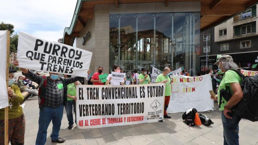 Una de las últimas concentraciones conjuntas celebrada en distintas estaciones y apeaderos de Aragón. | ÁNGEL DE CASTRO